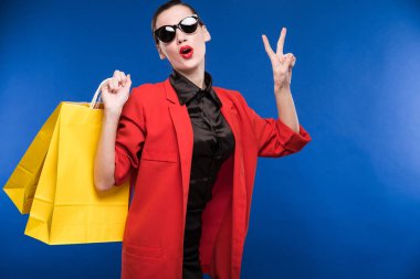 kağıt torba ile kırmızı ceketli kız