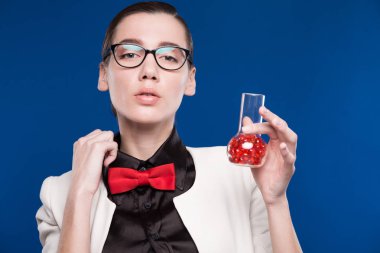 test tüpü içinde el ile kız