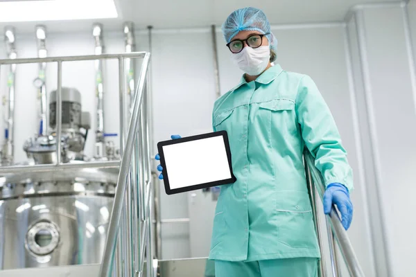 Cientista com tablet por máquina na fábrica — Fotografia de Stock