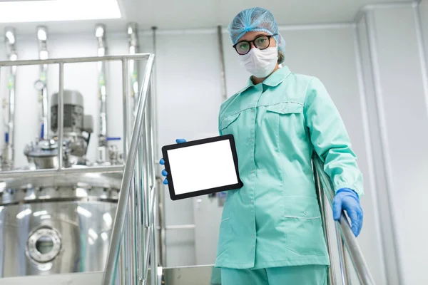 Scienziato con tablet da macchina in fabbrica — Foto Stock