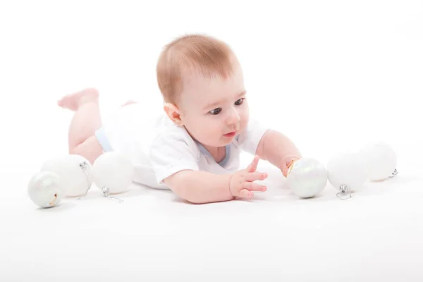 Cute baby boy gry z kulek — Zdjęcie stockowe