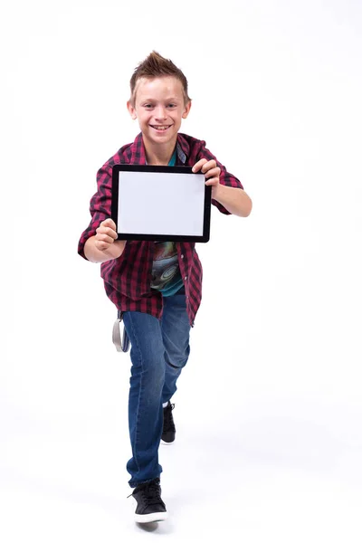 Lycklig skolpojke med tablett — Stockfoto