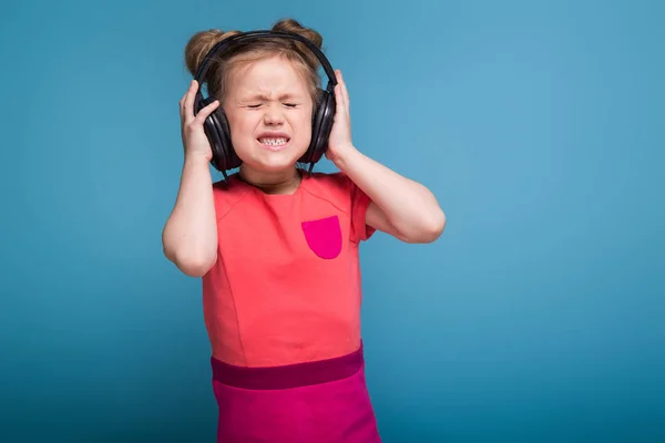 Linda niña en auriculares — Foto de Stock