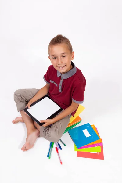 书与平板电脑的男孩 — 图库照片