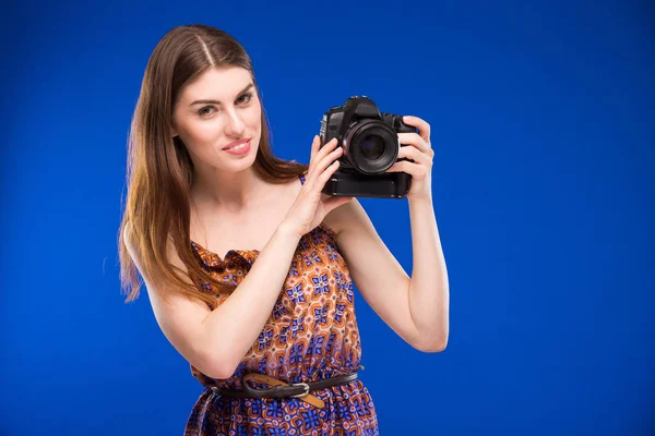 Lächelndes Mädchen mit Kamera in der Hand — Stockfoto