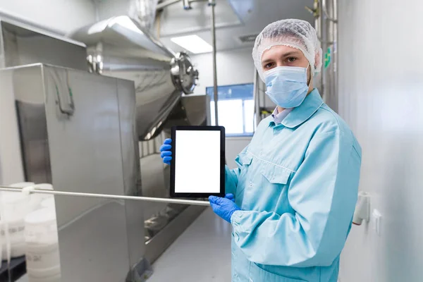 Cientista com tablet por tanque de metal — Fotografia de Stock