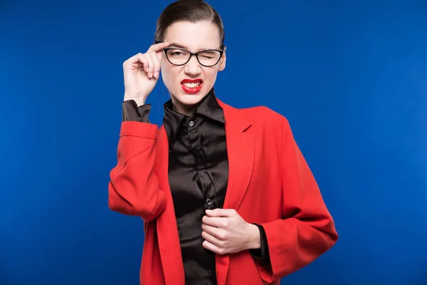 Chica seductora en chaqueta roja y gafas — Foto de Stock