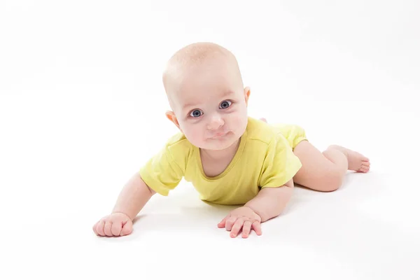 Uśmiechnięty chłopiec dziecko na brzuchu — Zdjęcie stockowe