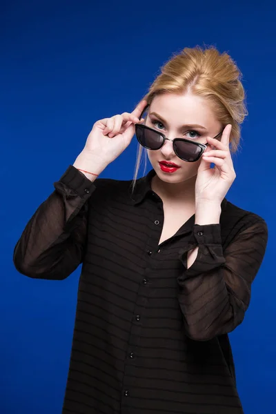 Szőke lány piros ajkak napszemüveget visel — Stock Fotó