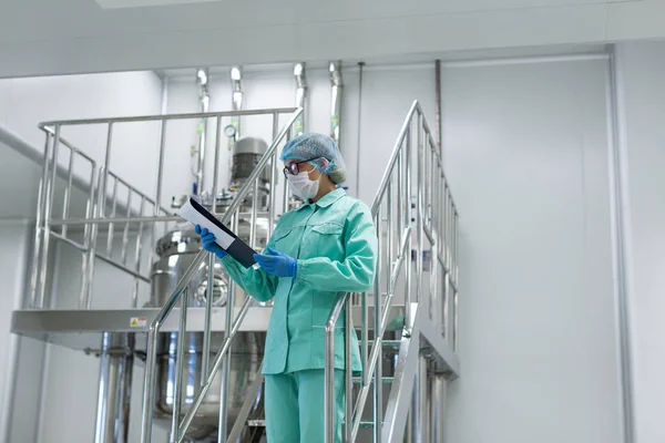 Scienziato con tablet da macchina in fabbrica — Foto Stock