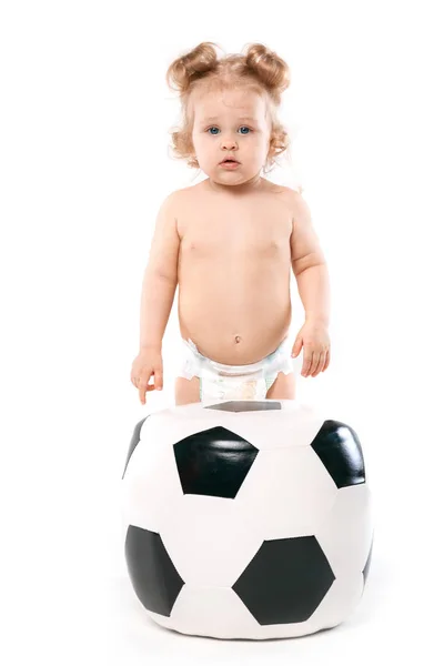 赤ちゃんをサッカー ボールに登る — ストック写真