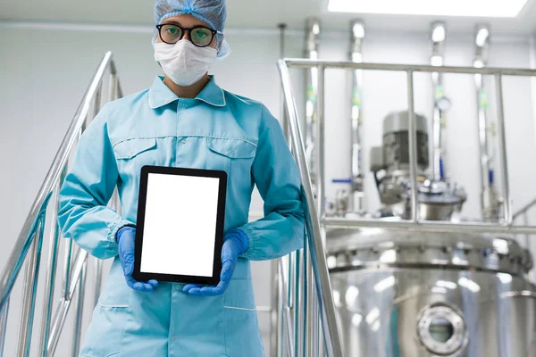 Científico con la tableta por la máquina en fábrica — Foto de Stock