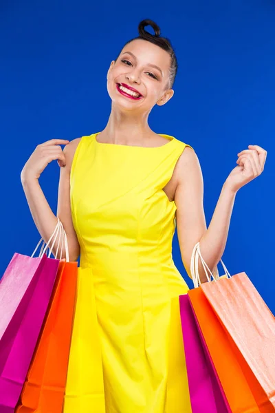 Brunette fille avec des sacs à provisions — Photo