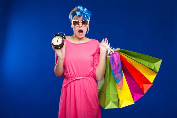 Jeune fille avec des sacs et horloge — Photo