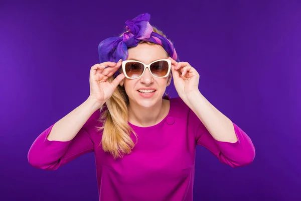 Chica rubia con gafas de sol — Foto de Stock