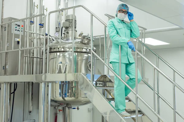 Scientist working in plant laboratory — Stock Photo, Image