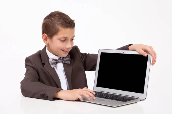 Student pojke med laptop — Stockfoto