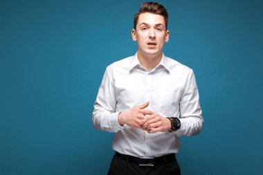 Genç yakışıklı ciddi iş adamı 