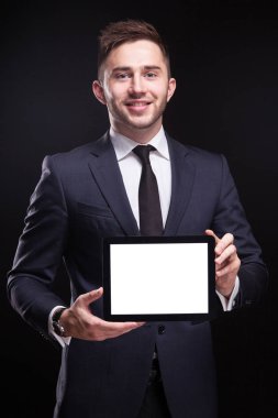 Tablet ellerde ile genç işadamı