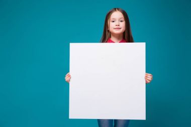Boş posteri ile şirin esmer kız