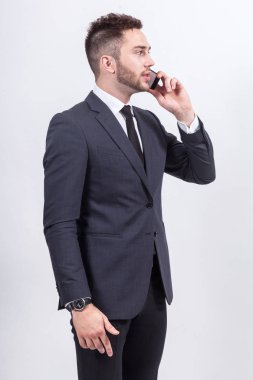 Genç işadamı telefonda konuşuyor.