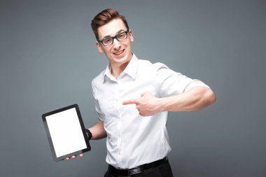 Genç işadamı holding tablet 