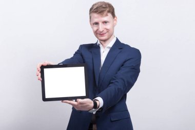 Tablet ellerde ile genç işadamı
