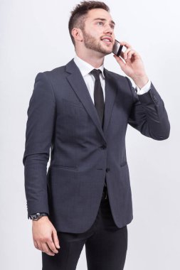 Genç işadamı telefonda konuşuyor.