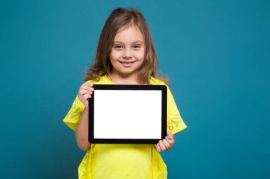 Tablet ile şirin esmer kız