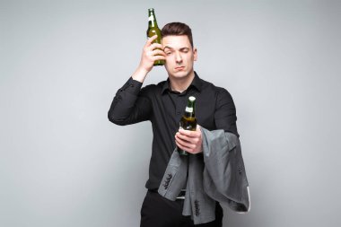 Genç yakışıklı işadamı bira şişeleri ile