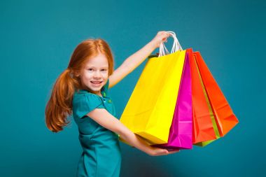 Alışveriş torbaları ile şirin Kızıl saçlı kız