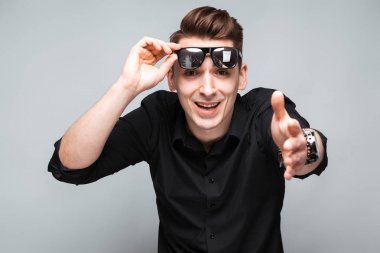 Güneş gözlüklü genç yakışıklı işadamı