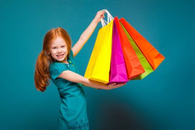 Alışveriş torbaları ile şirin Kızıl saçlı kız