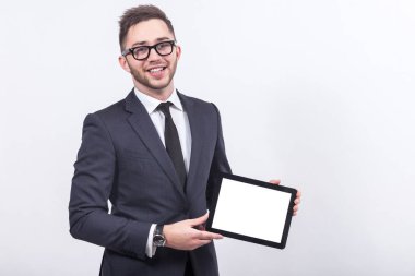 Tablet ellerde ile genç işadamı