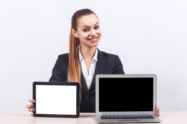 İşkadını dizüstü ve tablet Office ile