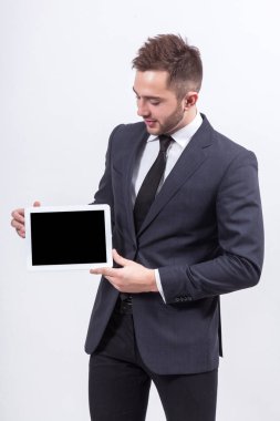 Tablet ellerde ile genç işadamı