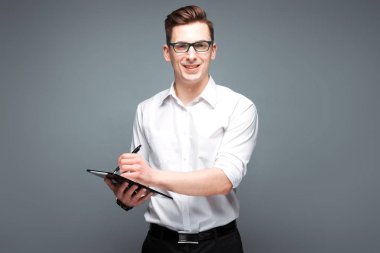 Genç yakışıklı işadamı tablet ile