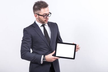 Tablet ellerde ile genç işadamı
