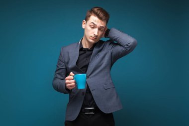 Genç yakışıklı işadamı ile mavi Kupası