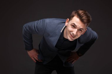 Şık elbiseli genç yakışıklı işadamı