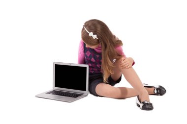 노트북에서 일 하는 여 학생