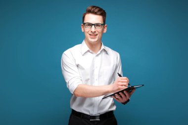 Genç yakışıklı işadamı tablet ile