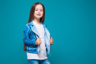 Şirin esmer kız mavi ceketli
