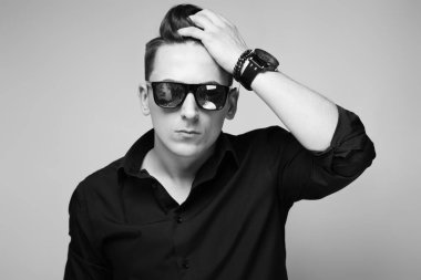 Güneş gözlüklü genç yakışıklı işadamı