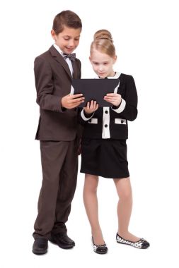 okul çocukları tablet ile takım elbiseli