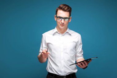 Genç yakışıklı işadamı tablet ile