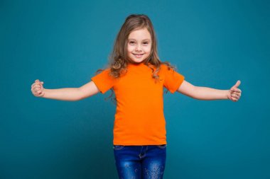 Uzun saçlı sevimli esmer kız