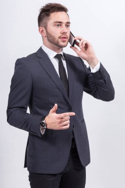 Genç işadamı telefonda konuşuyor.