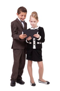 okul çocukları tablet ile takım elbiseli