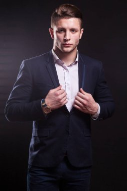 Kendine güvenen genç işadamı